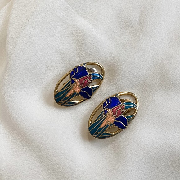 Vintage Jewelry - VTG Gold Oval Iris Flower Clip Earrings